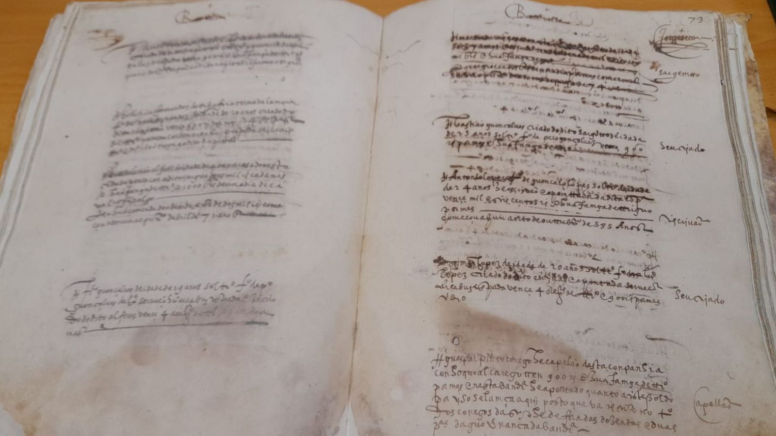 Páginas amarillentas de un libro antiguo con escritura a mano en español antiguo.  Se observa la palabra "Ceuta" y números, posiblemente indicando un registro histórico.