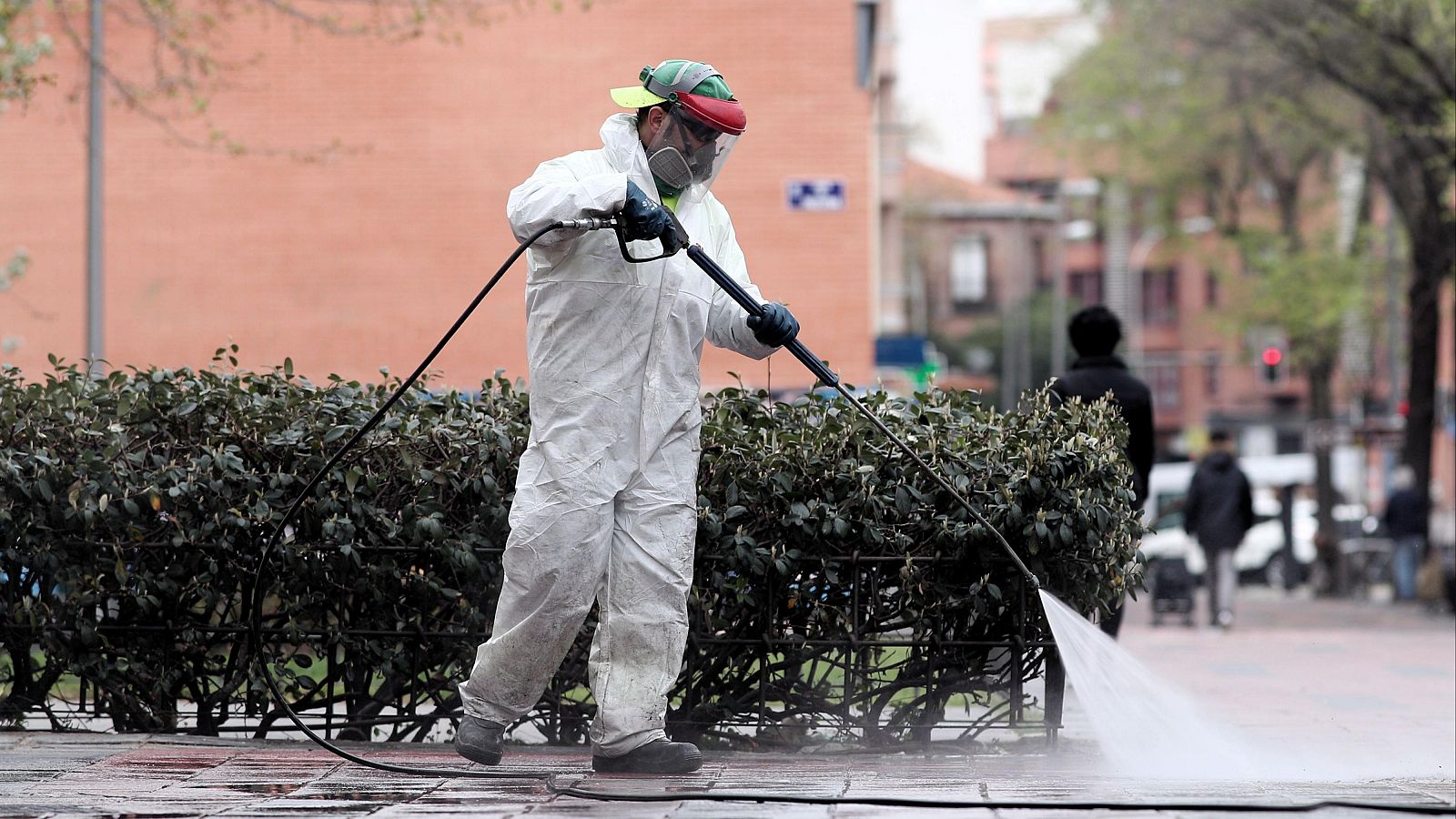 Operarios de limpieza desinfectan las calles el 18 de marzo de 2020