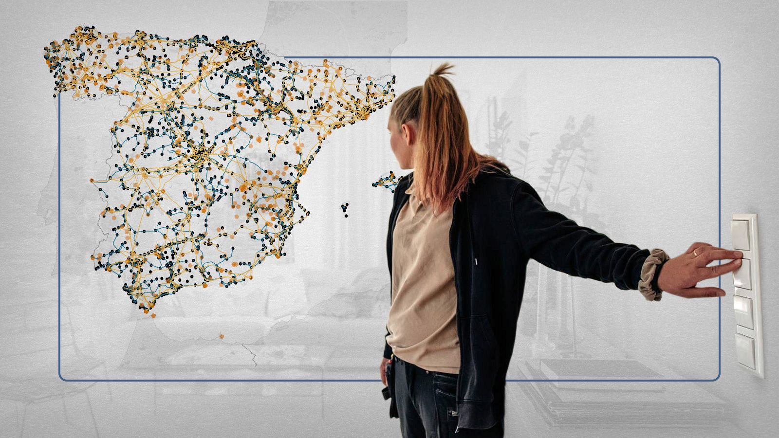 Una mujer enciende la luz en una habitación junto a un mapa que representa la red eléctrica española.