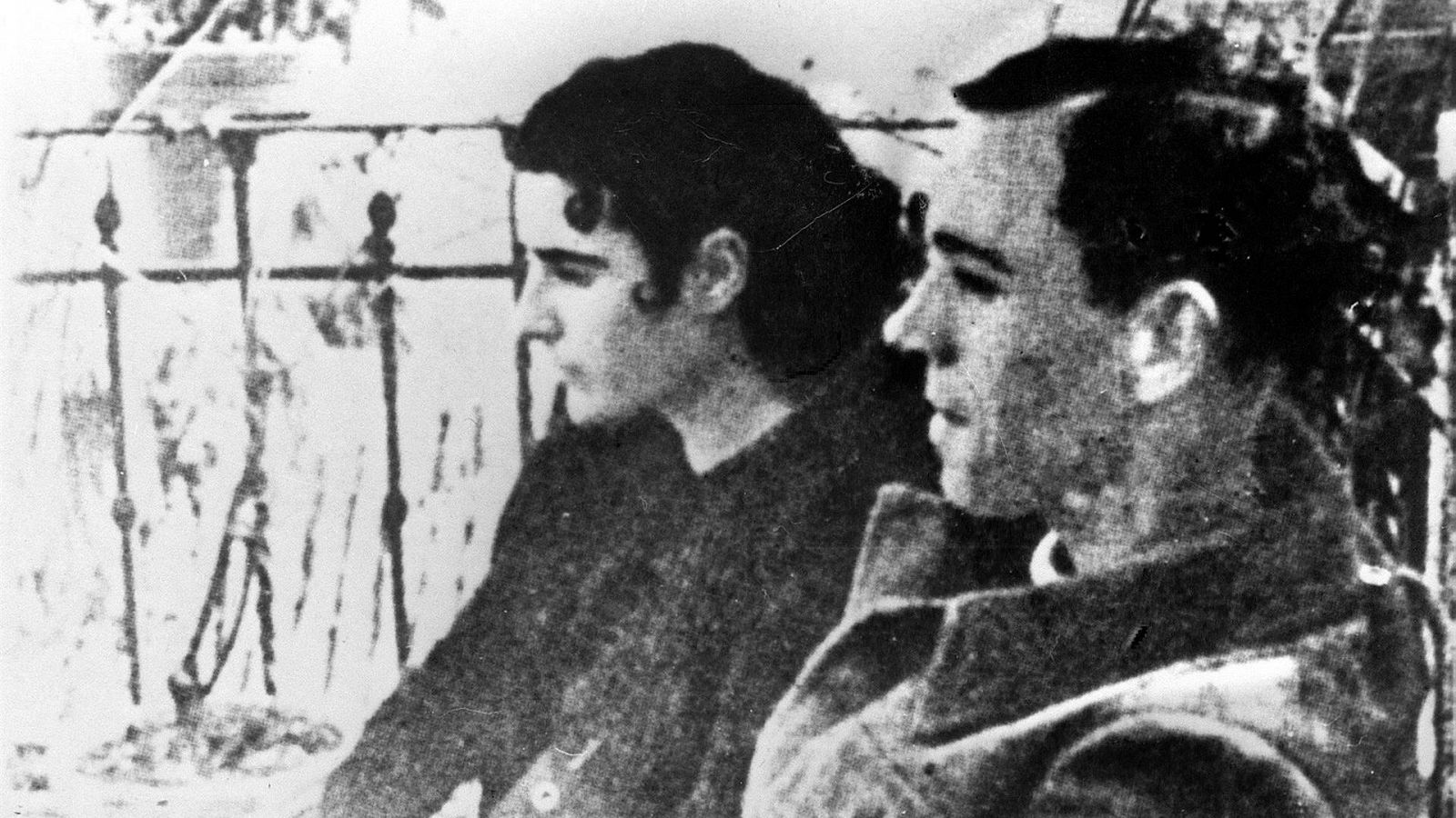 Miguel Hernández y su esposa Josefina Manresa