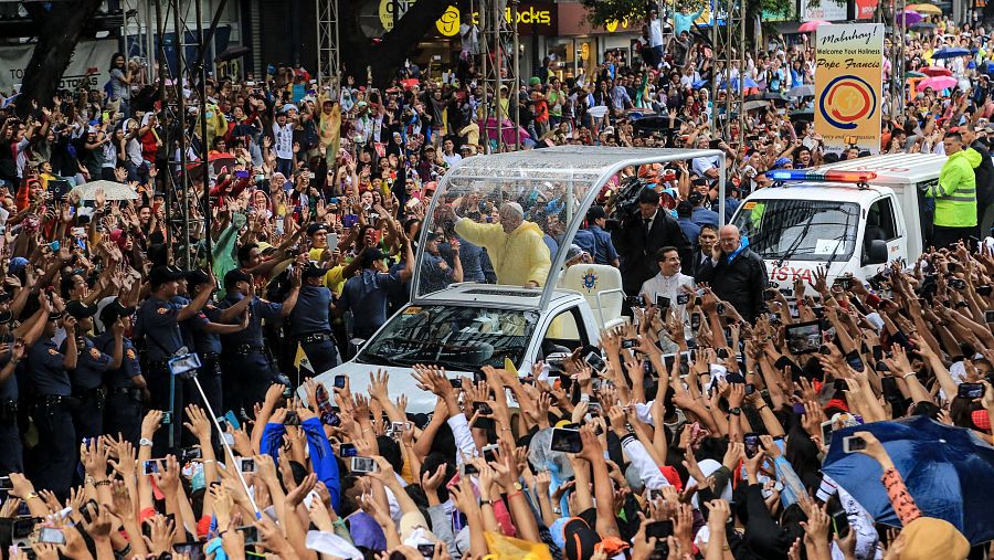 El Papa Francisco saluda a la multitud tras celebrar una misa en Manila el 19 de enero de 2015.