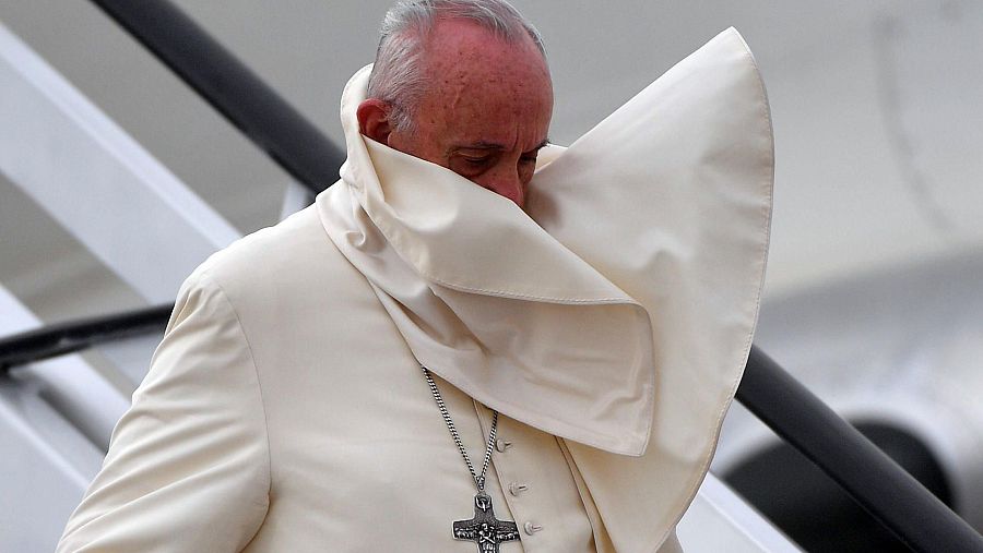 El papa Francisco se baja del avión a su llegada al Aeropuerto Internacional Comodoro Arturo Merino Benítez, lunes 15 de enero de 2018, en Santiago (Chile).
