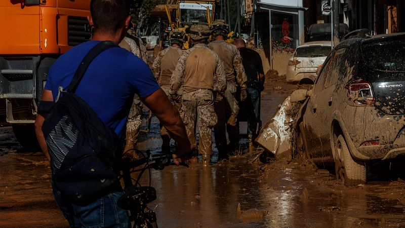La maquinaria pesada del Ejército ayuda a limpiar tras la DANA | Ver