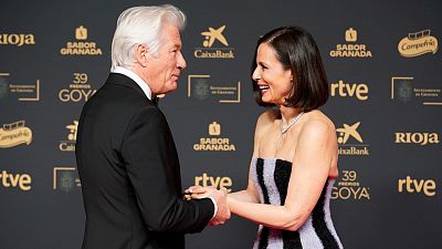 Henar y Judith le regalan un kiwi a Aitana Sánchez-Gijón para Richard Gere