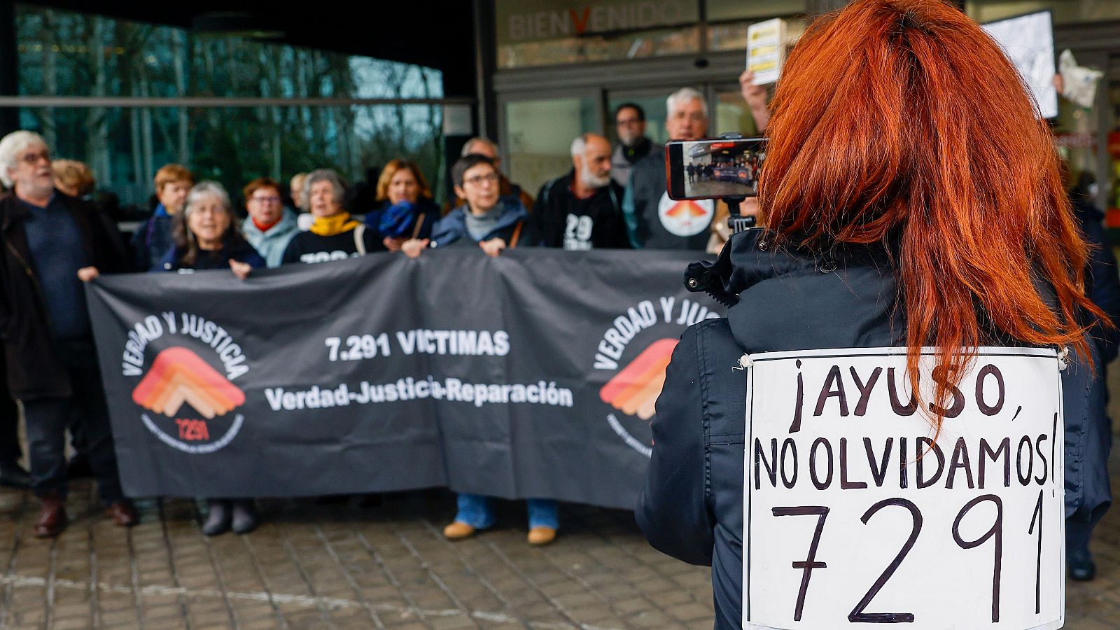 Familiares de fallecidos en residencias madrileñas ofrecen a Ayuso 29 cartas: "Es increíble que nos miren y sonrían"