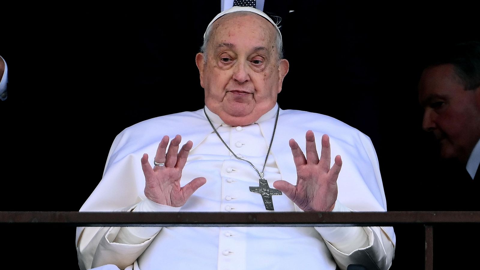 El papa regresa al Vaticano tras recibir el alta hospitalaria