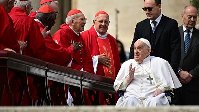El papa Francisco aparece en la Plaza de San Pedro al final de la misa de Domingo de Ramos