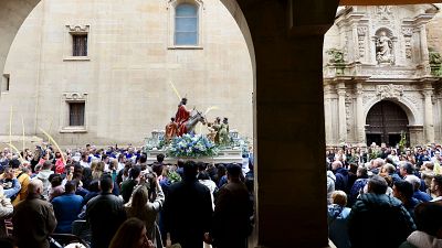 Las procesiones de Domingo de Ramos salen a las calles mirando al cielo