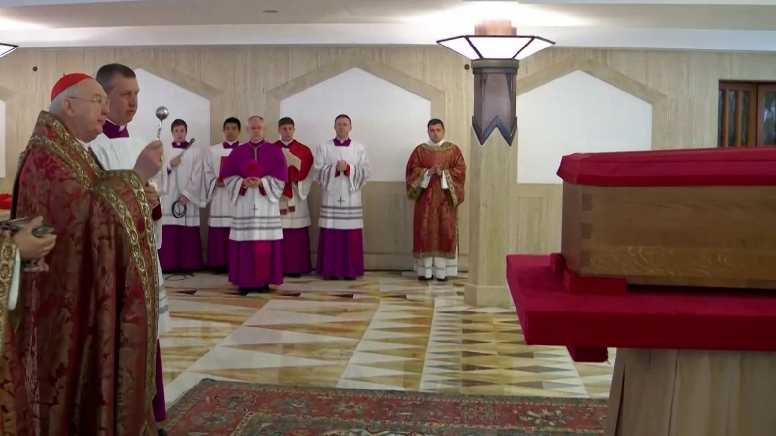 El camarlengo reza ante el féretro del papa antes del traslado
