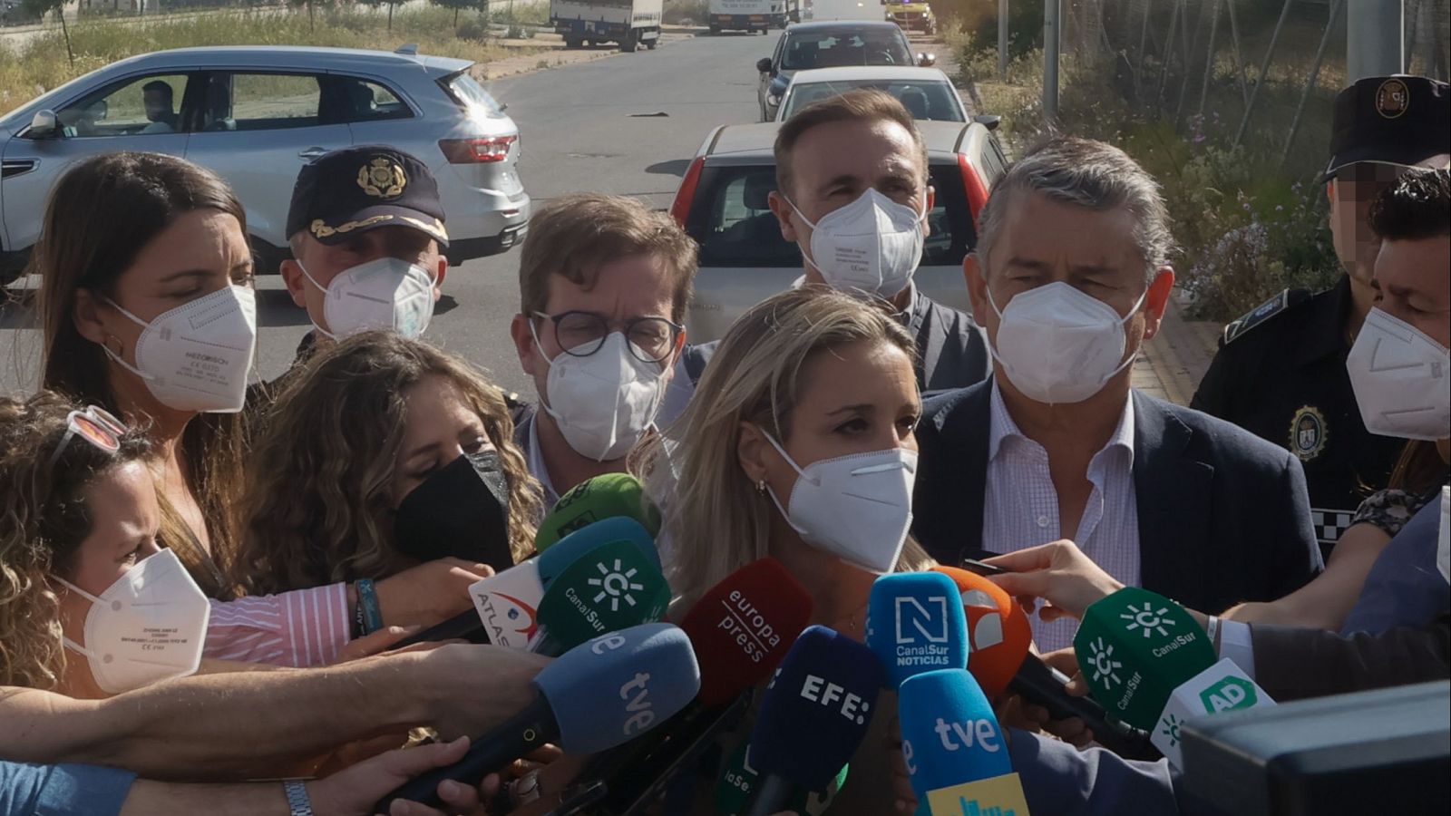 Alcaldesa de Alcalá de Guadaíra: "No hay riesgo de que el incendio se extienda a otras naves aledañas"