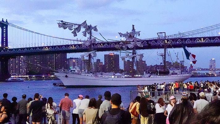 Dos tripulantes mueren en el choque de un buque escuela mexicano contra el puente de Brooklyn