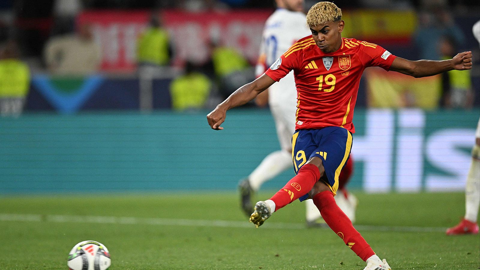 Lamine anota de penalti el tercer gol de España ante Francia