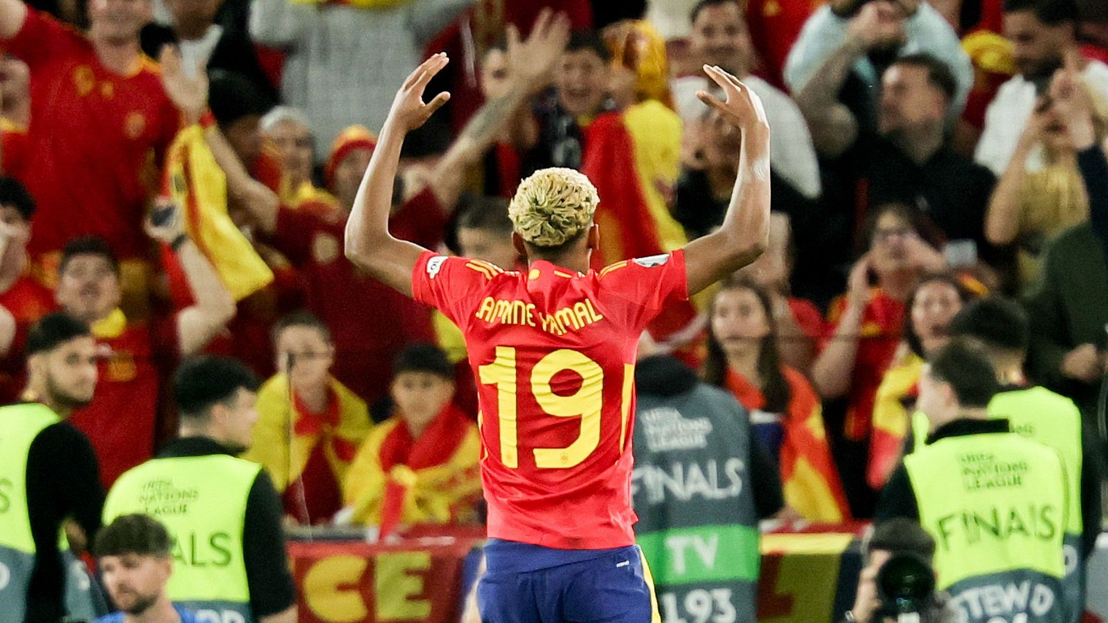 Lamine Yamal celebra la victoria de España contra Francia