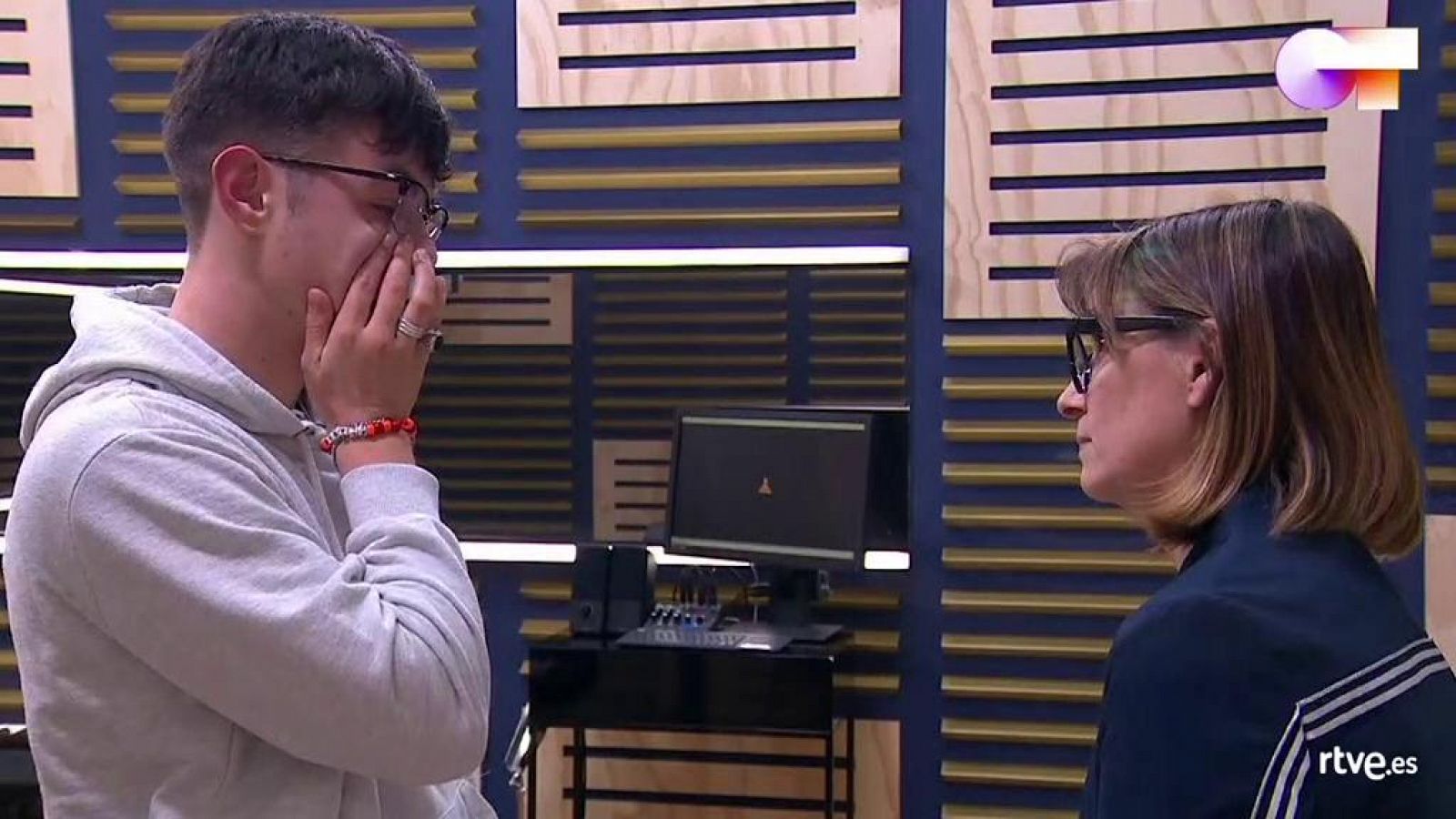 Noemí consuela a Flavio tras el primer pase de micros de la Gala 8 de Operación Triunfo 2020